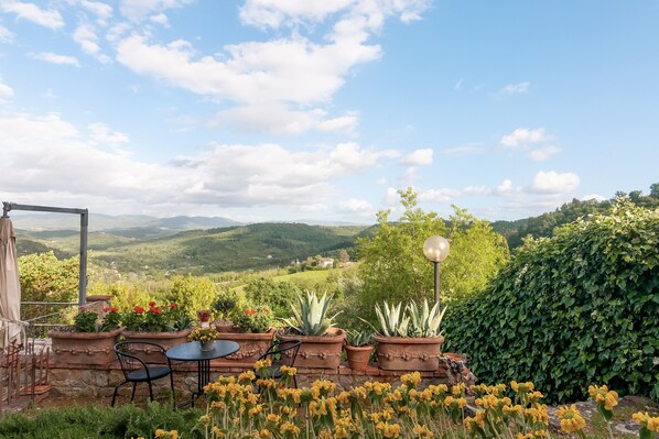 Outdoor dining - Podere Salceto, Terrace of Chianti (Montecapri)