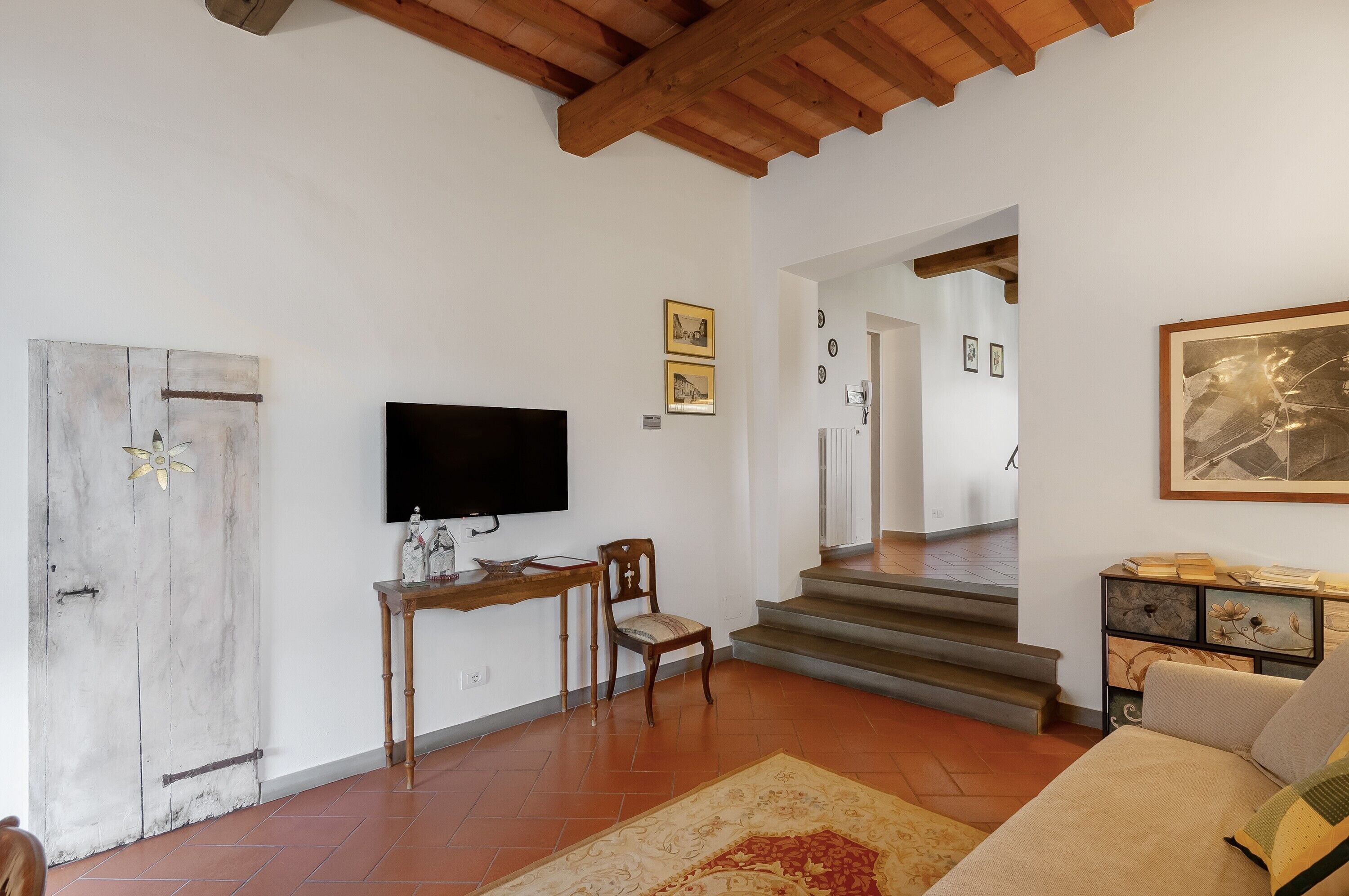 TV, fireplace