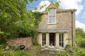 Outdoor dining - Beautiful Period Cottage nr Frome, Garden, Parking (Somerset)
