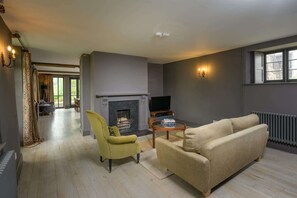 Fernseher, Kamin, Stereoanlage