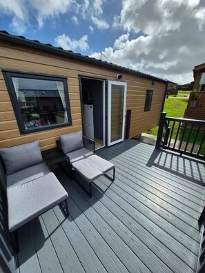 Terrace/patio - Cosy Lodge in North Devon with Private Parking (Ilfracombe)