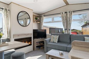 TV, fireplace - Cosy Lodge in North Devon with Private Parking (Ilfracombe)