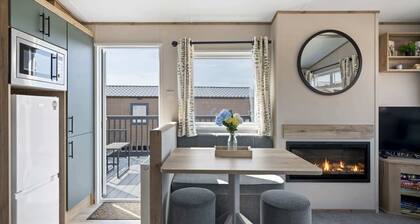 Cosy Lodge in North Devon with Private Parking
