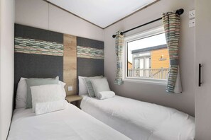Iron/ironing board, WiFi, bed sheets - Cosy Lodge in North Devon with Private Parking (Ilfracombe)