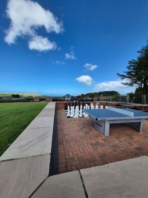 Terrace/patio - Cosy Lodge in North Devon with Private Parking (Ilfracombe)
