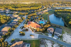 Zona residencial con casas, piscina y lago.