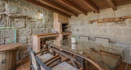 Rural House 'El Trillo' for 8 Guests with Sierra de Ávila Views, Garden & Barbecue