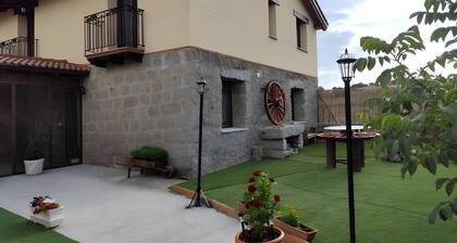 Maison de campagne 'El Trillo' avec vue sur la montagne, jardin privé et balcon