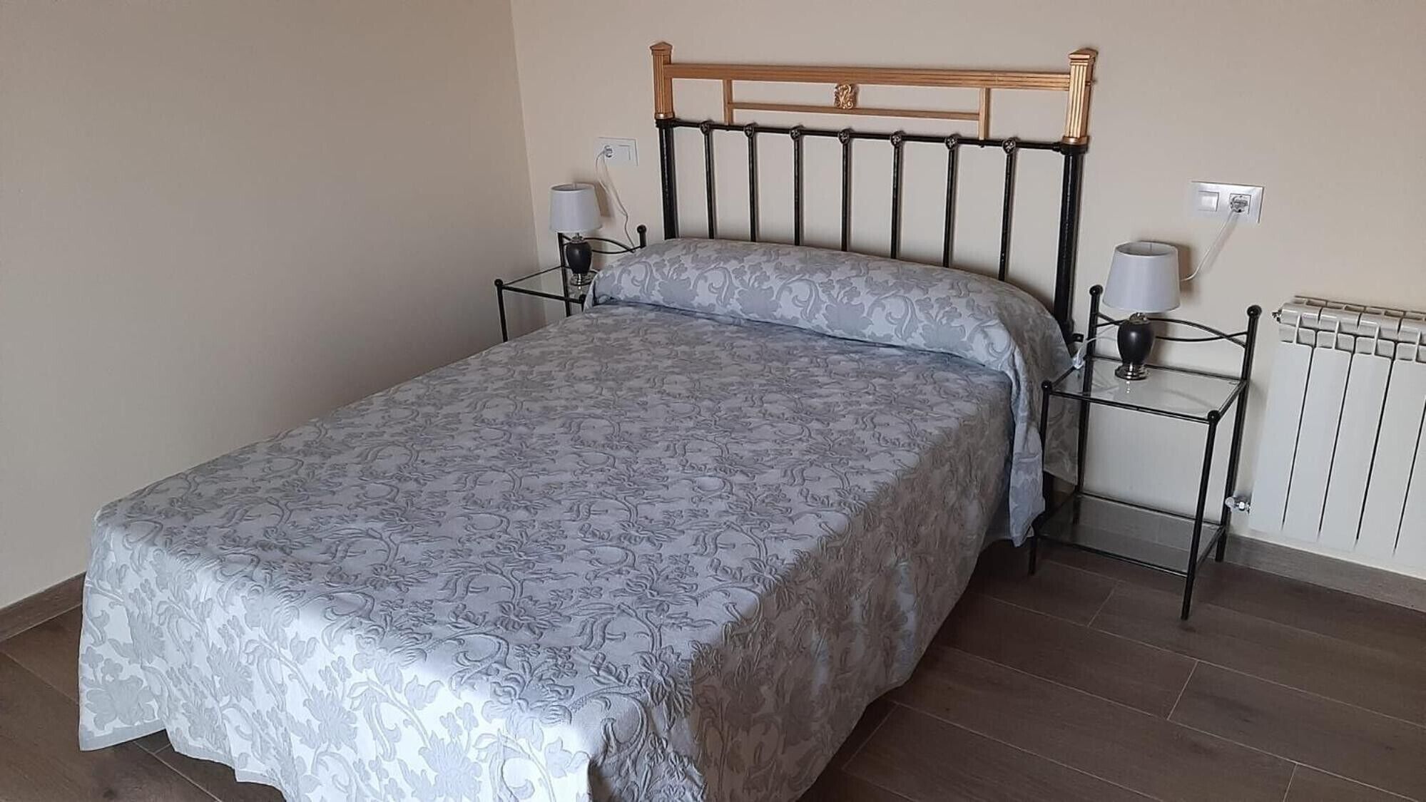 4 bedrooms, iron/ironing board, bed sheets