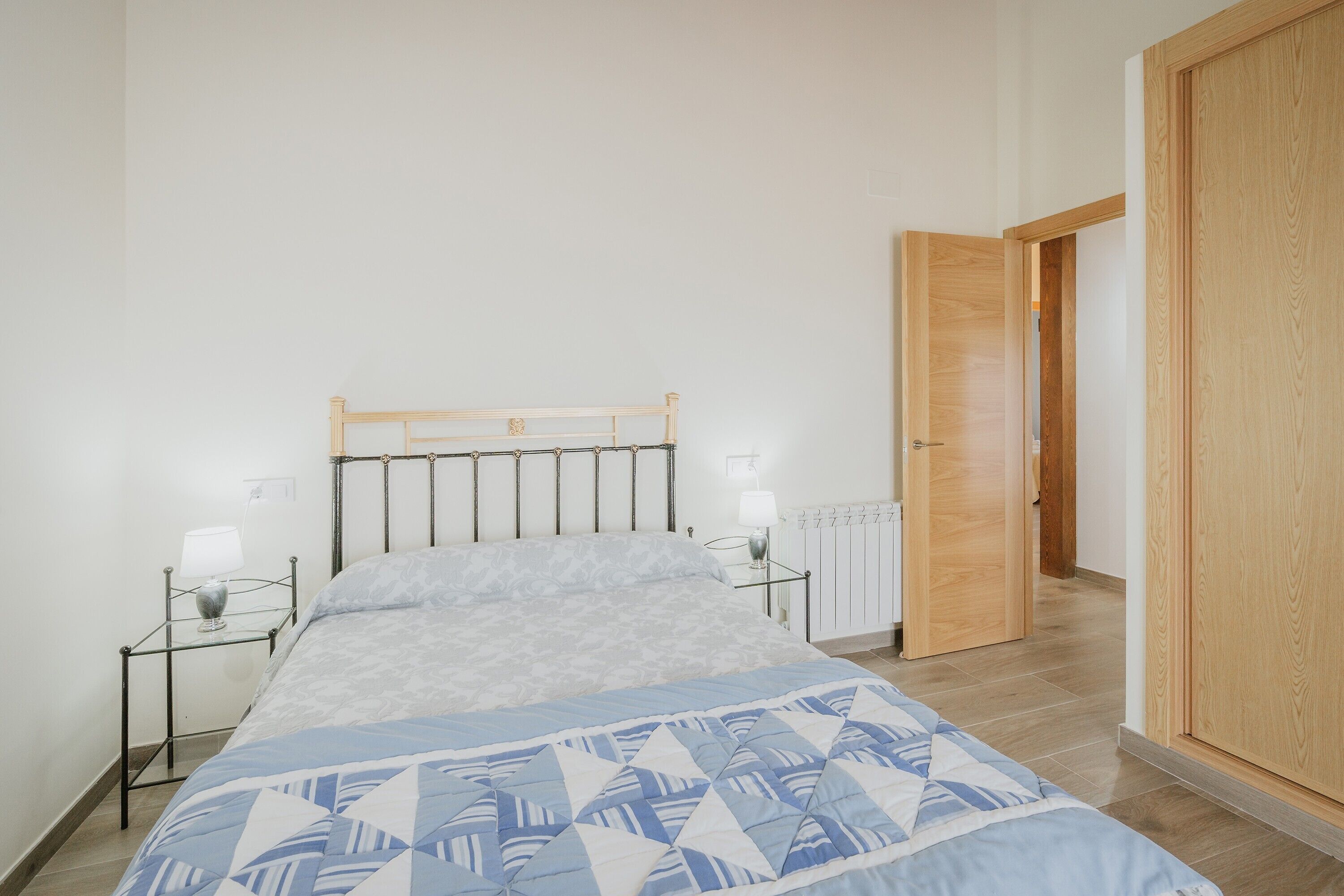 4 slaapkamers, een strijkplank/strijkijzer, beddengoed