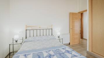 4 slaapkamers, een strijkplank/strijkijzer, beddengoed