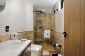 Shower, hair dryer, towels, shampoo - w* | Airy Loft w/Balcony in Parque Mexico (Ciudad de México)