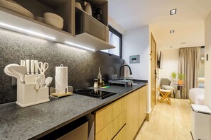 Micro-ondes, plaque de cuisson, cafetière/bouilloire, grille-pain