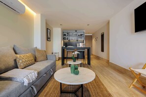 A modern living room with a sofa, a coffee table, and a dining area with a table and chairs. - w* | Urban Loft w/Balcony in Parque Mexico (Ciudad de México)
