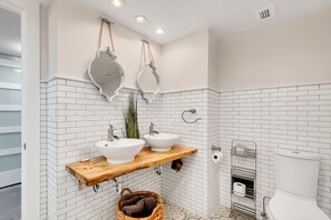 Douche, sèche-cheveux, serviettes fournies, savon