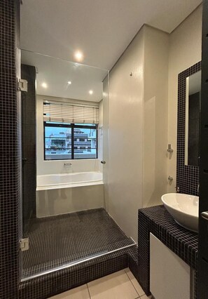 Apartment, 2 Schlafzimmer | Badezimmer | Duschwanne, Handtücher, Toilettenpapier