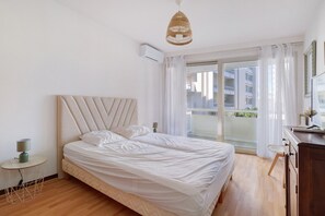 3 bedrooms, WiFi, bed sheets - Juan les Pins Le France 4BR Sea View (Antibes)