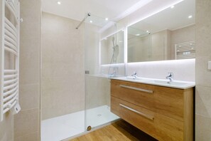 Shower, towels - Juan les Pins Le France 4BR Sea View (Antibes)