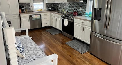 Bear Retreat - 2-bedroom house in Waterbury