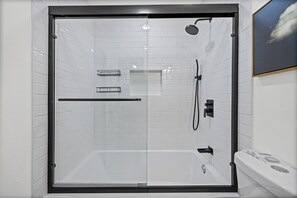 Hair dryer, towels, soap, toilet paper - Central Austin Chic: Minutes to Downtown & Dining (Austin)