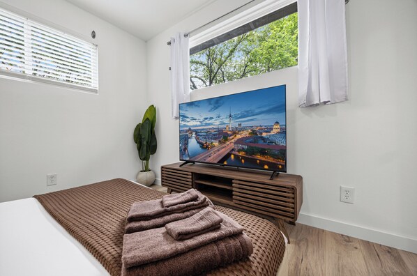 2 bedrooms, iron/ironing board, WiFi, bed sheets - Central Austin Chic: Minutes to Downtown & Dining (Austin)