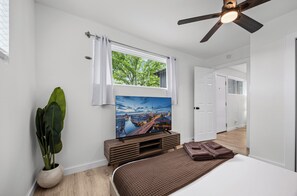 2 bedrooms, iron/ironing board, WiFi, bed sheets - Central Austin Chic: Minutes to Downtown & Dining (Austin)