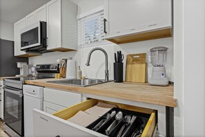 Private kitchen - Central Austin Chic: Minutes to Downtown & Dining (Austin)