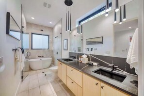 Shower, hair dryer, shampoo - Downtown Designer Estate | Heated Pool/Spa+Theater (Austin)