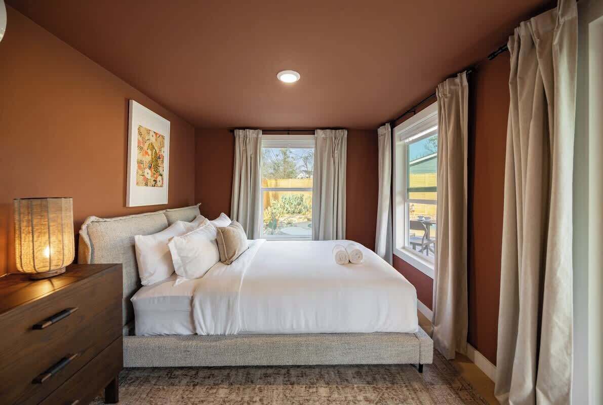 7 quartos, ferros/tábuas de passar roupa, Wi-Fi, roupa de cama