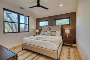 5 bedrooms, iron/ironing board, travel cot, WiFi - Amenities! Pool, Hot Tub, Theater, Outdoor kitchen (Austin)