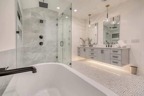 Shower, hair dryer, shampoo - Amenities! Pool, Hot Tub, Theater, Outdoor kitchen (Austin)