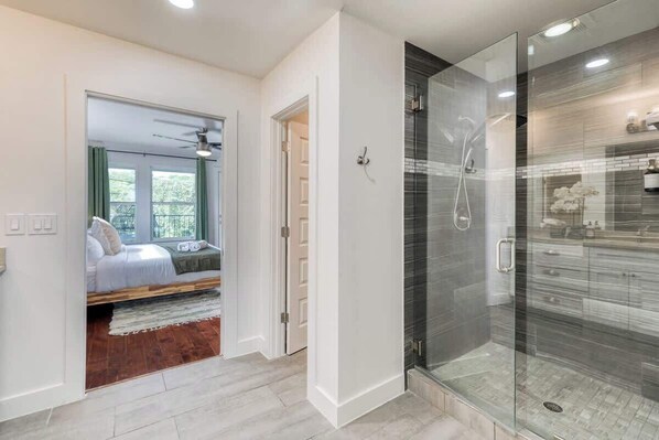 Douche, séchoir à cheveux, shampooing
