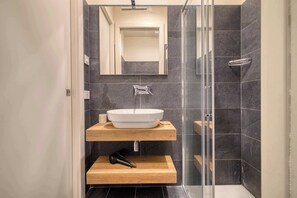 Shower, hair dryer, towels, shampoo - w* | Bright 1BR near to the center of Milan (Milano)