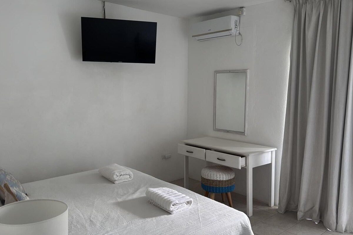 Suite estándar, vistas al jardín | Edredones de plumas y espacio para trabajar con un portátil
