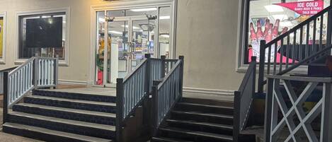 Entrada de un edificio con un letrero que dice 'The Dover Market' y una escalera que conduce a la entrada.