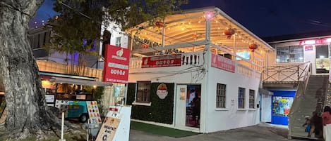 Un restaurant chinois doté d’une terrasse, d’une enseigne et d’un escalier menant à un étage supérieur.