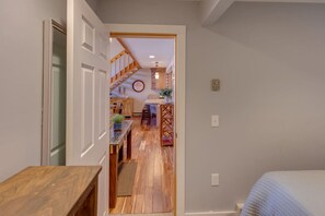 WiFi, bed sheets - Stylish and Modern Condo at Loon! Pool & Hot Tub (Lincoln)