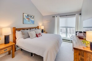 WiFi, bed sheets - Stylish and Modern Condo at Loon! Pool & Hot Tub (Lincoln)