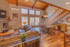 TV, fireplace - Stylish and Modern Condo at Loon! Pool & Hot Tub (Lincoln)