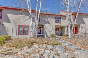 Exterior - Stylish and Modern Condo at Loon! Pool & Hot Tub (Lincoln)