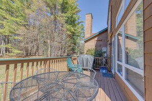 Outdoor dining - Deer Park End Unit with Lake Access (Woodstock)