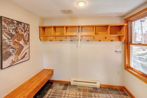 Interior - Deer Park End Unit with Lake Access (Woodstock)