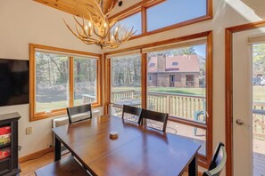 Dining - Deer Park End Unit with Lake Access (Woodstock)