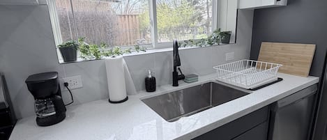Fridge, microwave, stovetop, dishwasher