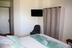 Room - Guest Room 'Eléonore - Aux Charmes D’antan' with Shared Pool, Terrace, and Wi-Fi (Sèvremont)