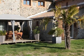 Outdoor dining - Guest Room 'Eléonore - Aux Charmes D’antan' with Shared Pool, Terrace, and Wi-Fi (Sèvremont)