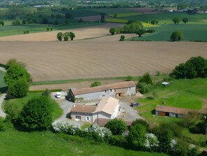 Exterior - Eugénie - Aux Charmes d’Antan Guest Room with Shared Pool, Terrace & Wi-Fi (Sèvremont)
