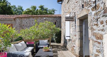 Chambre dâhĂŽtes « ZĂ©pherine - Aux Charmes Dâantan » avec piscine partagĂ©e, terrasse et Wi-Fi