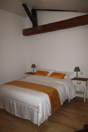 Room - Guest Room 'Zépherine - Aux Charmes D’antan' with Shared Pool, Terrace & Wi-Fi (Sèvremont)