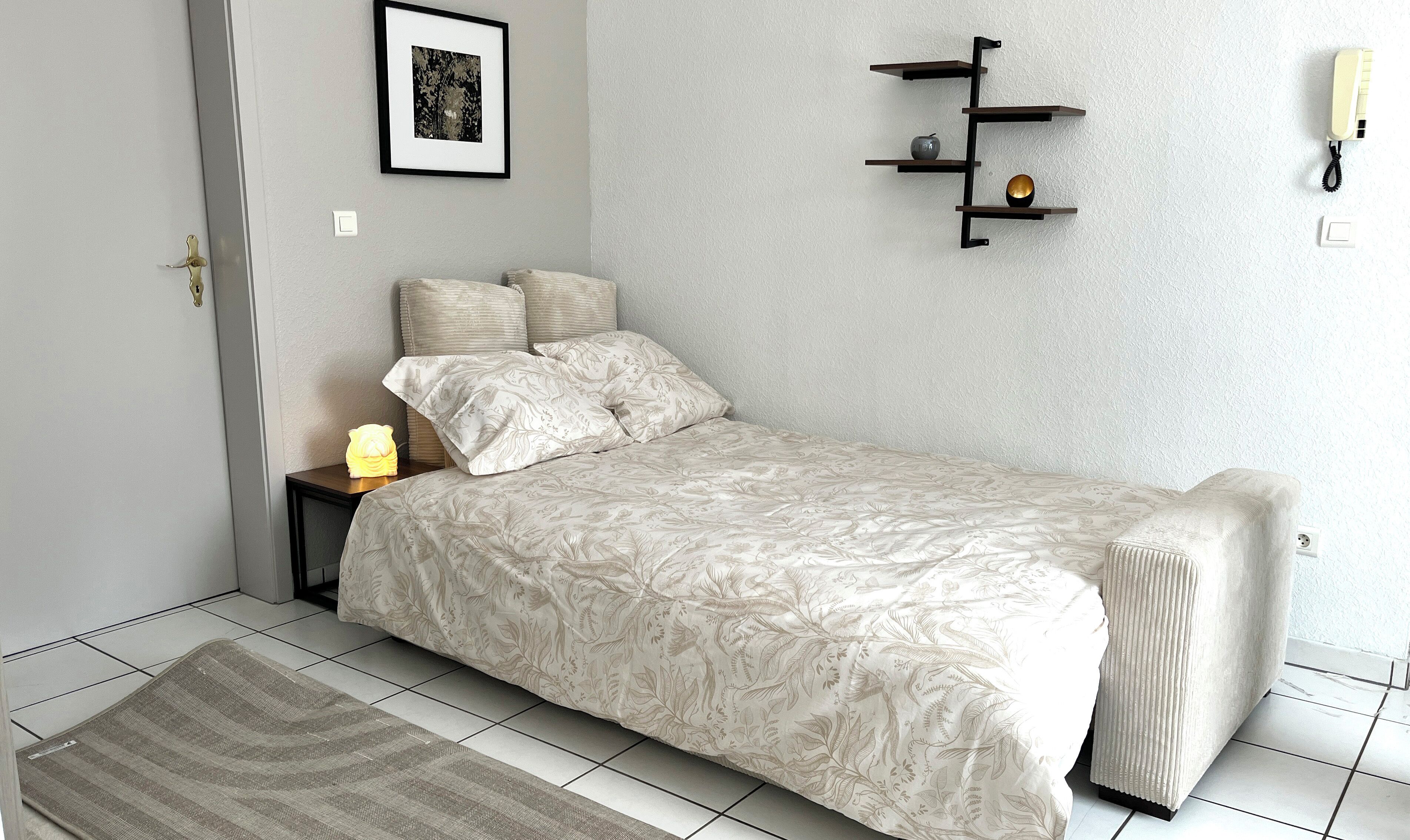 Iron/ironing board, WiFi, bed sheets